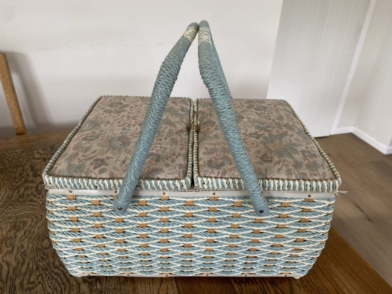 Vintage sewing basket Carousel 1