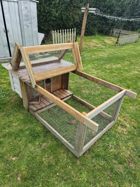 Rabbit hutch with run Carousel 1
