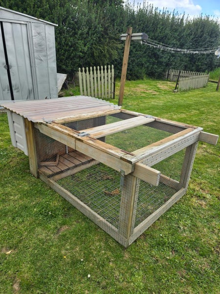 Rabbit hutch with run Carousel 2
