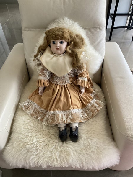 Porcelain doll Carousel 1