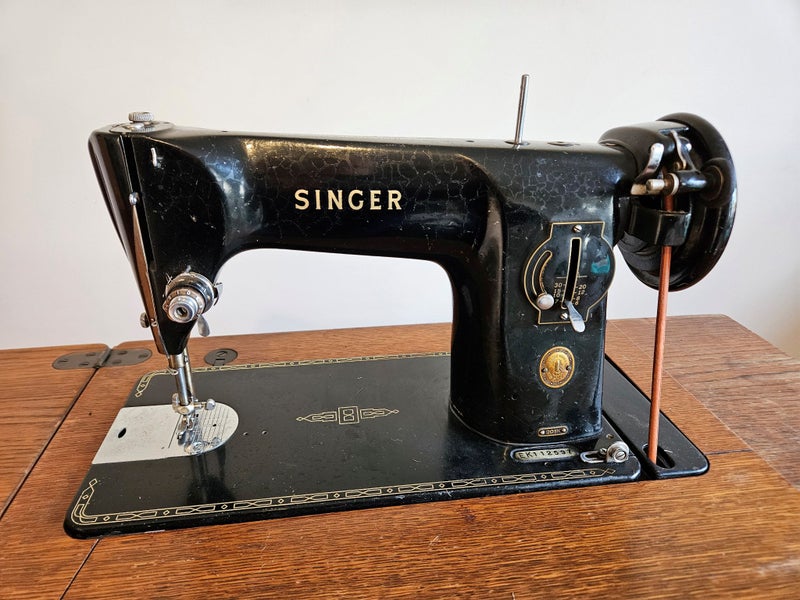 Treadle sewing machine Singer model 201K 1954 Carousel 2