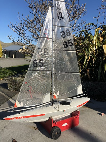 Radio control model yacht EC12 Carousel 7