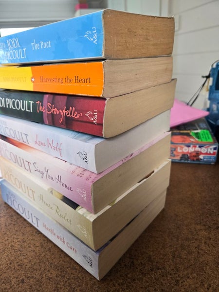 7 Jodi Picoult Books – Excellent Condition, Set Includes The Pact, Harvesting th Carousel 2