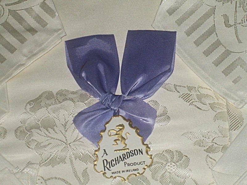 BEAUTIFUL IRISH DAMASK TABLE CLOTH & NAPKINS Carousel 1