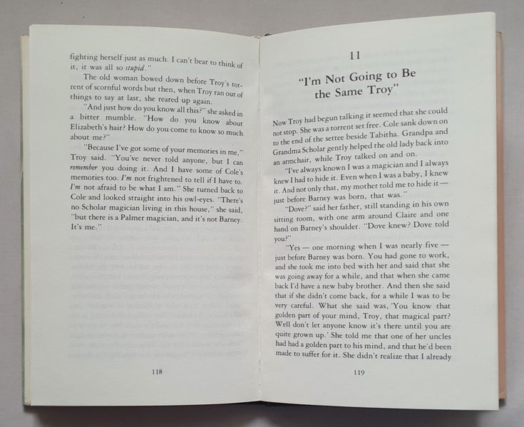 Margaret Mahy: THE HAUNTING (1984, hbk with dj) Carousel 6