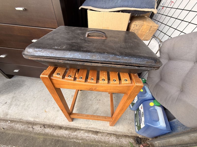 cast iron roaster or roasting pan with a lid. Carousel 7