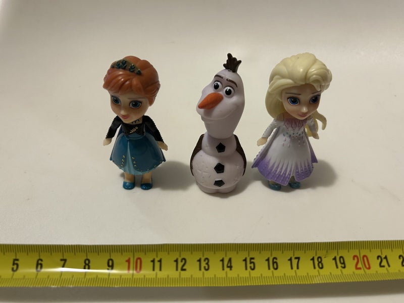 Small Disney Dolls & Olaf Carousel 2