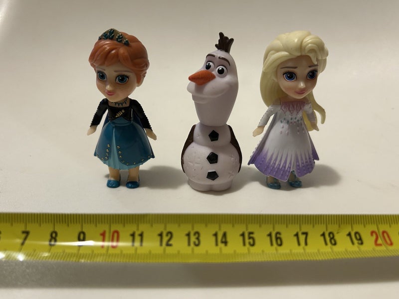 Small Disney Dolls & Olaf Carousel 1