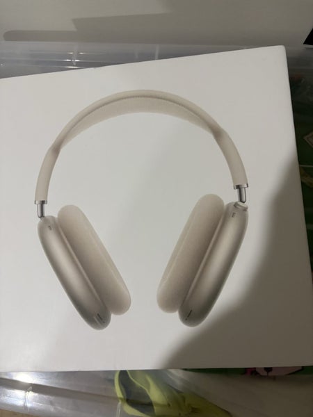 AirPod maxes Carousel 1