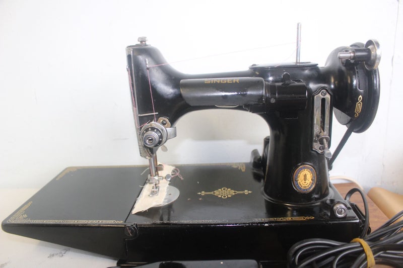 SINGER 221 FEATHERWEIGHT COLLECTIBLE SEWING MACHINE Carousel 1