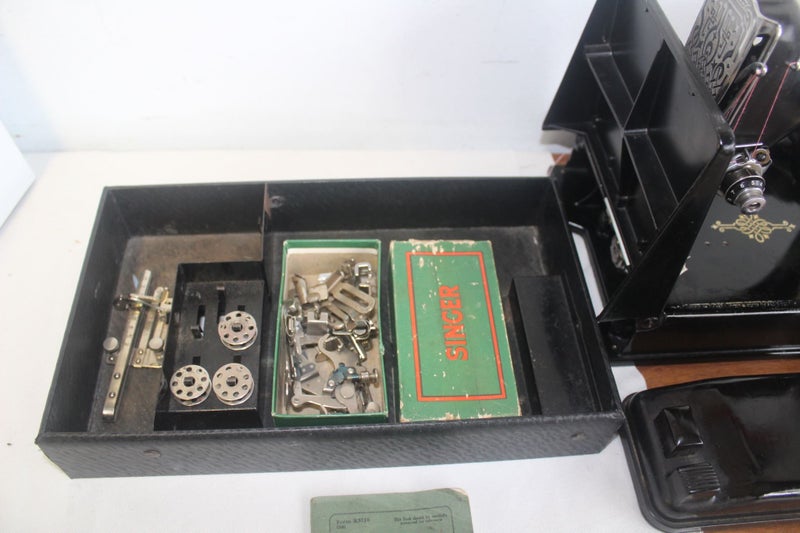 SINGER 221 FEATHERWEIGHT COLLECTIBLE SEWING MACHINE Carousel 2