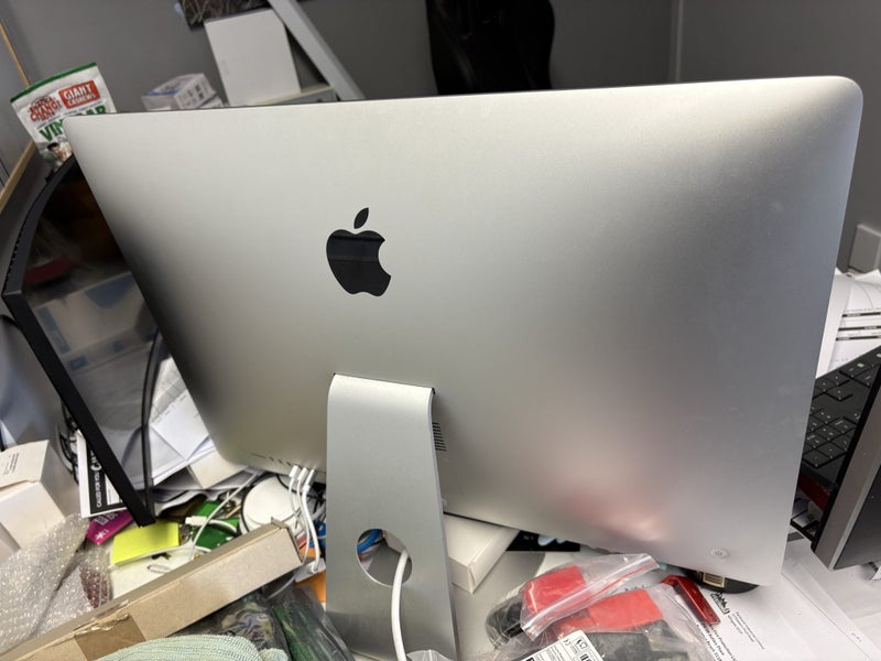 Apple iMac 27-inch (2019) – 8-Core i9 | 40 GB RAM | Radeon Pro 580X 8 GB Carousel 5