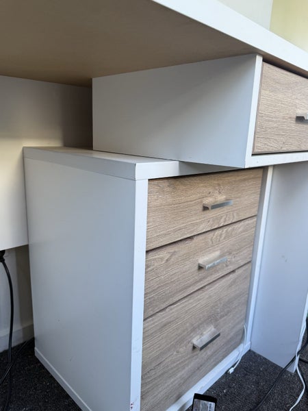 Desk and draws64072791687041111