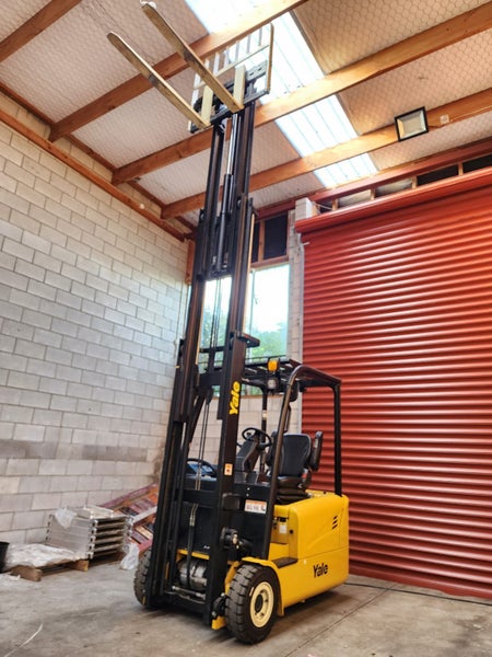 Electric Forklift – Only 150hrs! Carousel 2