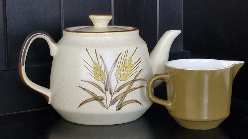 AUTUMN COLOURS DUO "WHEATSHEAF" TEAPOT & OLIVE BROWN "CROWN LYNN" MILK JUG Carousel 1