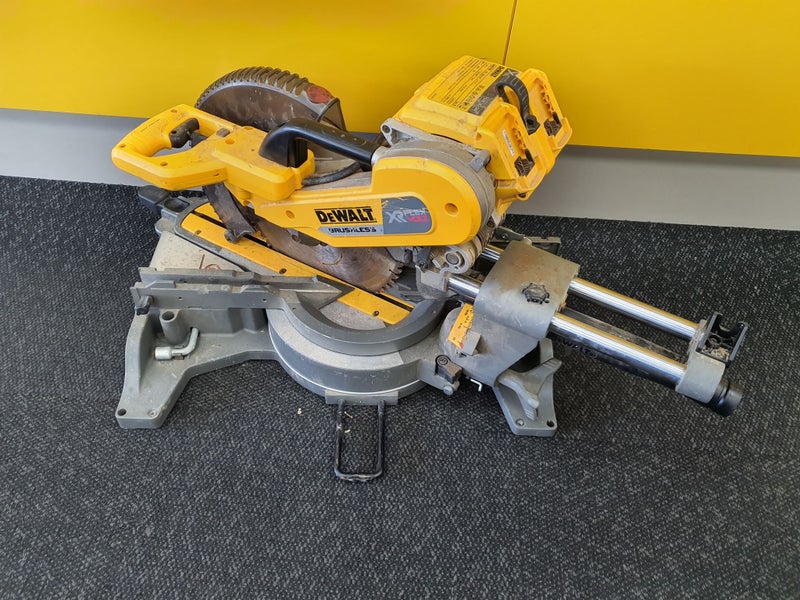 Dewalt 54V 305mm Mitre Saw DHS780XE Carousel 2