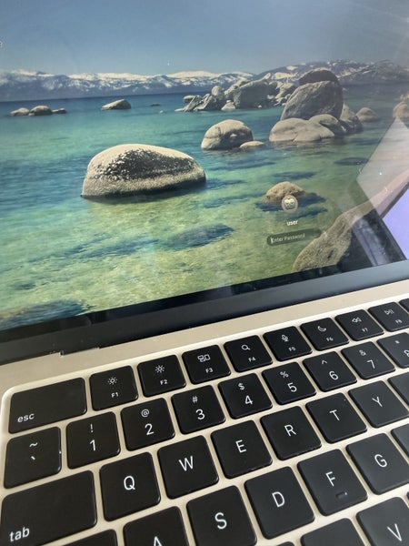 2022 13" M2 MACBOOK AIR 8G RAM 250G SSD SILVER*FREE IPHONE X WITH THIS MACBOOK64259518190465113