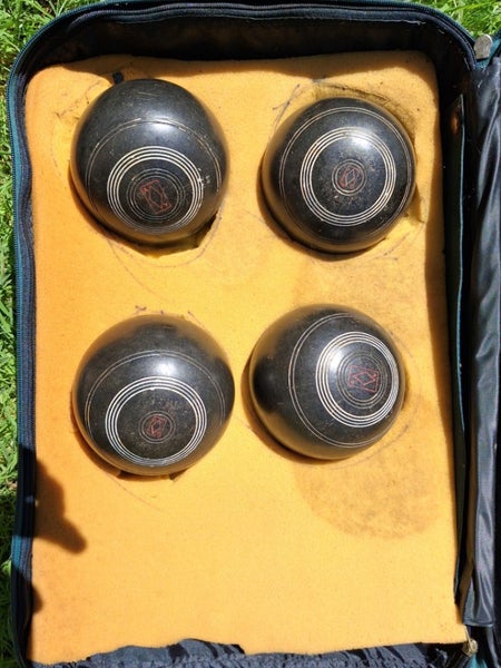 Lawn bowls balls Carousel 1