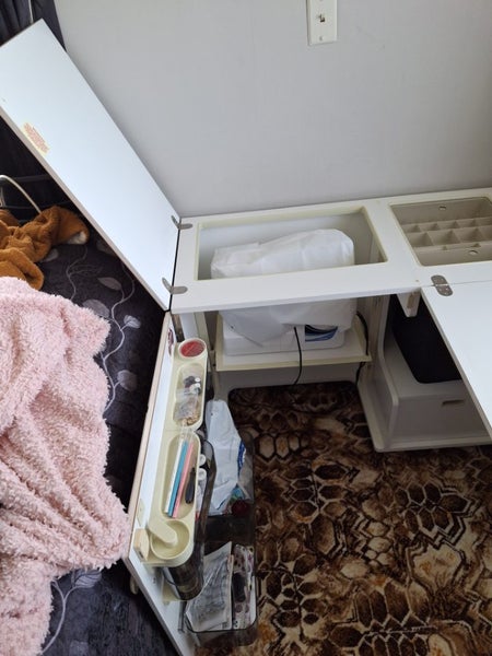 Solid sewing table Carousel 1