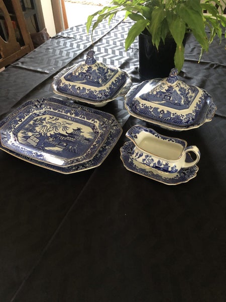 Dinner set - 8 piece Carousel 8