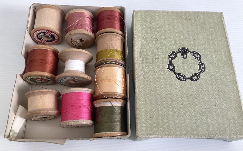 ** VINTAGE COTTON THREAD BOX ** COATS ** WITH 10 WOODEN REELS ** Carousel 1