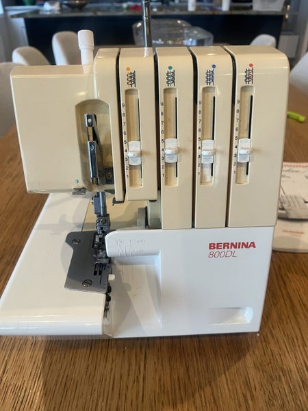 Bernina 800DL overlocker/serger Carousel 2