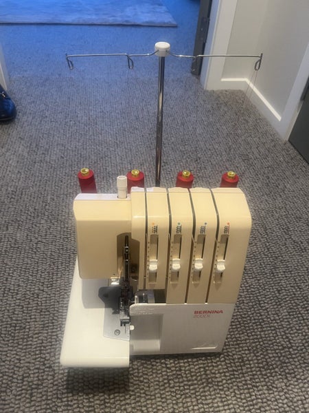 Bernina 800DL overlocker/serger Carousel 1