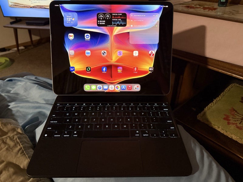 M4 13” iPad Pro + Cellular and Magic Keyboard64455037348483112