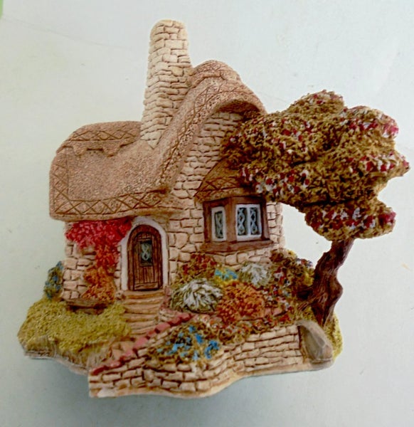 ORIGINAL STUNNING LILLIPUT LANE FIGURINE " BEEHIVE COTTAGE " Carousel 2