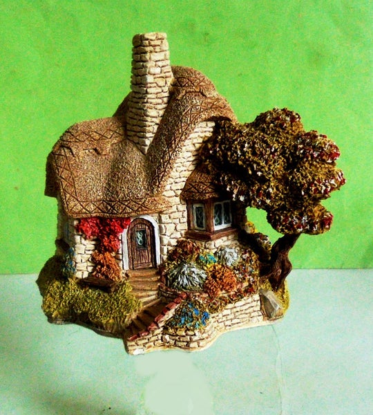 ORIGINAL STUNNING LILLIPUT LANE FIGURINE " BEEHIVE COTTAGE " Carousel 1
