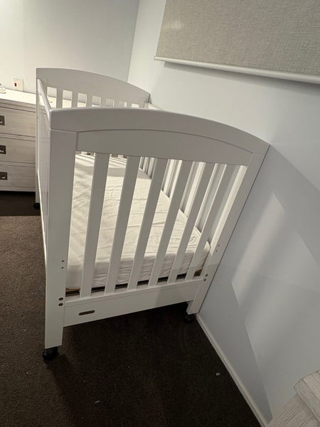 White Cot in Excellent Condition Carousel 2