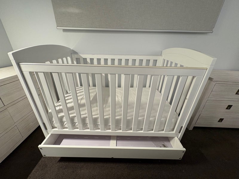 White Cot in Excellent Condition Carousel 5