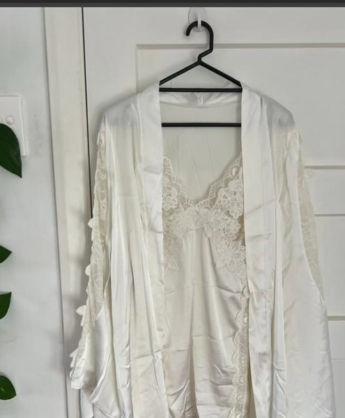 White Satin Lace Robe & Camisole Set – Size M (Never Worn) Carousel 2