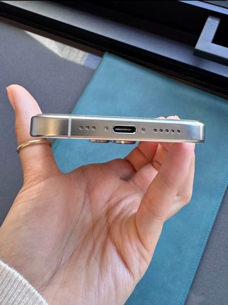 iPhone 16 Pro 256GB – White Titanium (Excellent Condition)64142073934467114