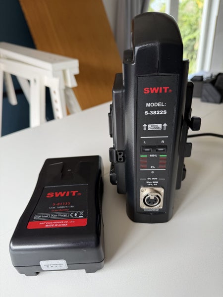SWIT S-3822S 2-ch V-mount Fast Charger + S-8113S 160Wh High Load V-mount Battery Carousel 1