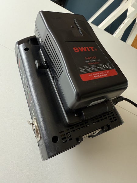 SWIT S-3822S 2-ch V-mount Fast Charger + S-8113S 160Wh High Load V-mount Battery Carousel 2