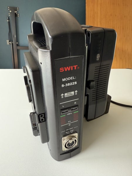 SWIT S-3822S 2-ch V-mount Fast Charger + S-8113S 160Wh High Load V-mount Battery Carousel 3