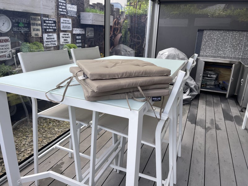 Table with Bar Stools64142057948417112