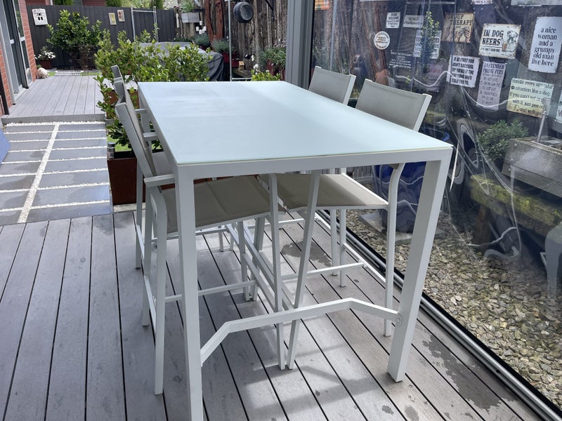 Table with Bar Stools64142057948417114