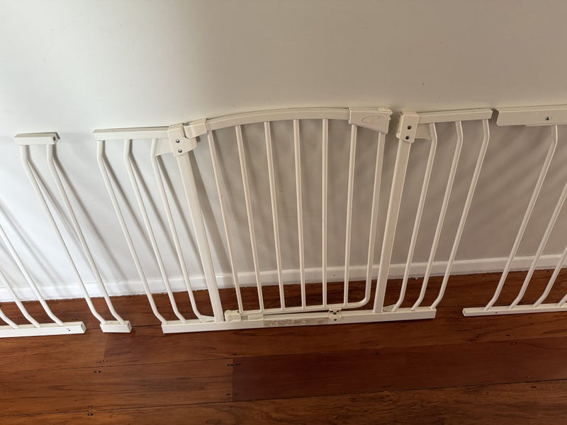 Baby Gate + Extensions Carousel 1