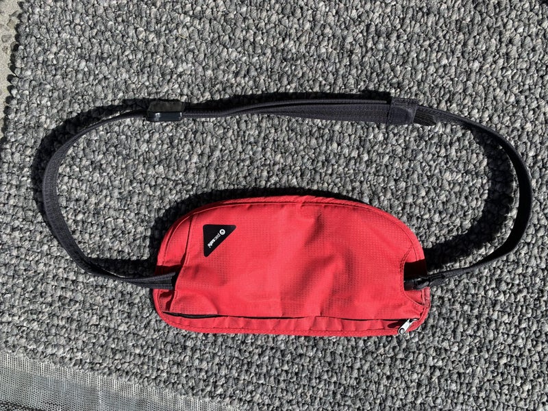 Pacsafe RFID-blocking waist wallet Carousel 1