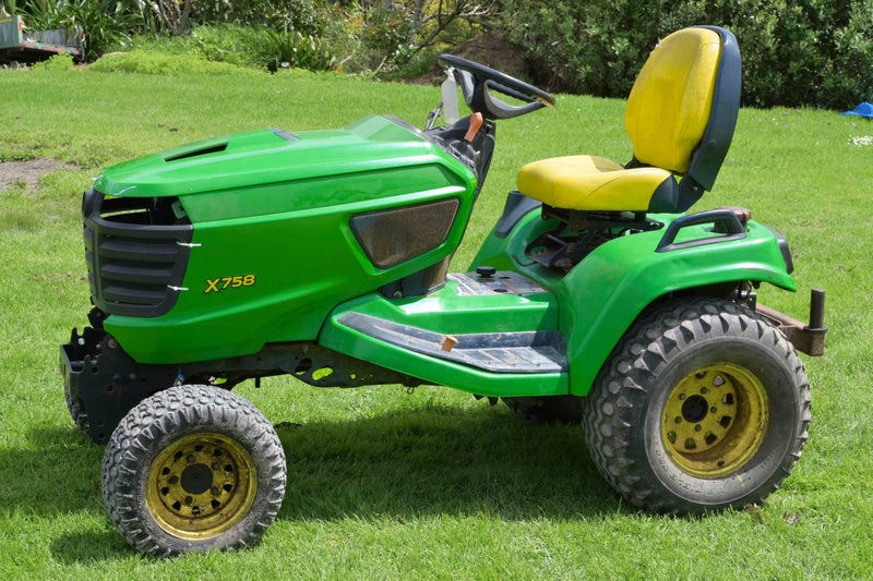 John Deere X758 Mower Carousel 1