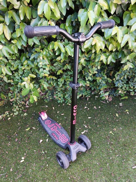 Micro Scooter Maxi Deluxe Pro Black. Carousel 1