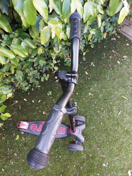 Micro Scooter Maxi Deluxe Pro Black. Carousel 2