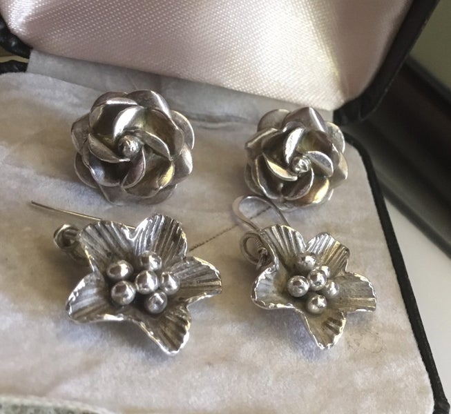 Two Pairs Of Vintage Sterling Silver Flower Earrings (11.3 Grams) Carousel 1