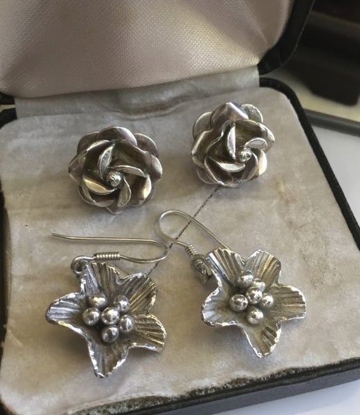 Two Pairs Of Vintage Sterling Silver Flower Earrings (11.3 Grams) Carousel 2
