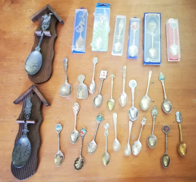 Group of collectable decrotive teaspoons Carousel 1