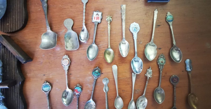 Group of collectable decrotive teaspoons Carousel 4