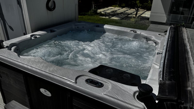 Immaculate Spa pool64185962099330111