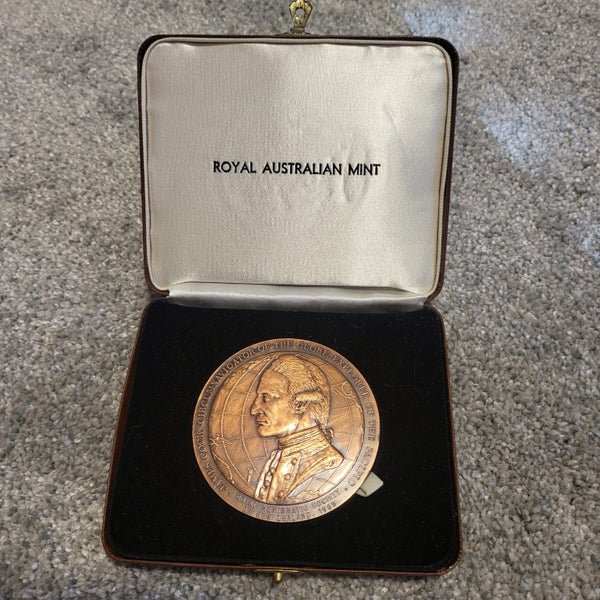 Royal Numismatic Society Captain Cook Bicentenary Medal - Bronze Carousel 3